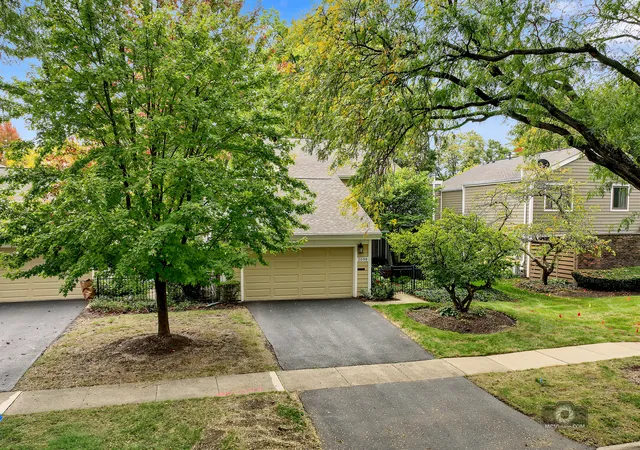 Photo 3 of Townhouse for sale at 2098 Creekside Dr, Wheaton, IL 60189 | MLS# 12777958 | Listing updated on 2026-10-21