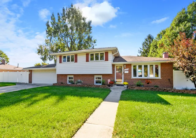 Single family home for sale at 8301 Narragansett Ave, Burbank, IL 60459 | MLS# 12777982