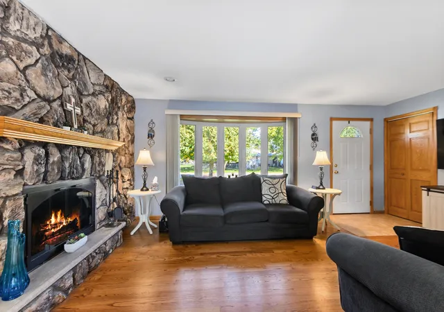 Photo 3 of Single family home for sale at 8301 Narragansett Ave, Burbank, IL 60459 | MLS# 12777982 | Listing updated on 2026-10-08