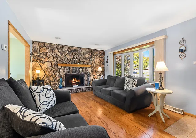 Photo 4 of Single family home for sale at 8301 Narragansett Ave, Burbank, IL 60459 | MLS# 12777982 | Listing updated on 2026-10-08