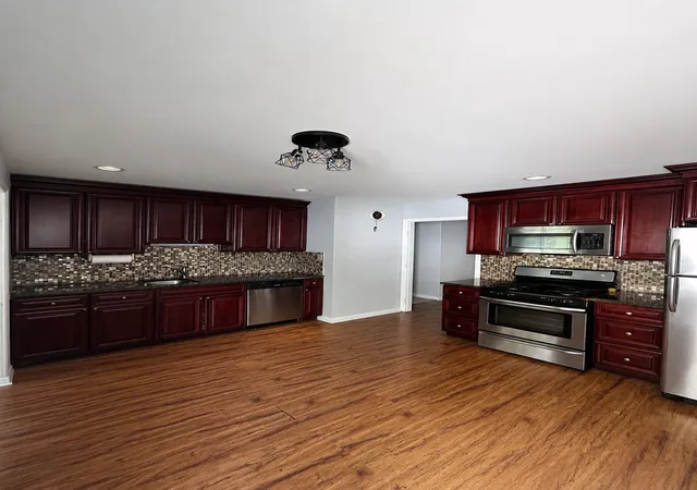 Photo 4 of Single family home for sale at 324 N Emerald Ave, Mundelein, IL 60060 | MLS# 12778003 | Listing updated on 2026-10-30