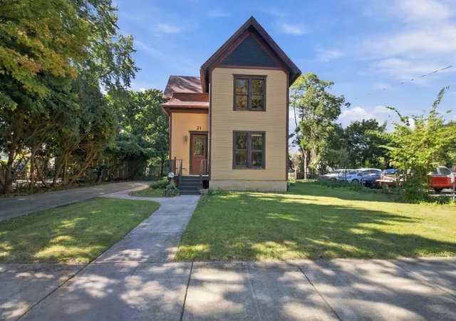 Photo 1 of Single family home for sale at 21 S May St, Aurora, IL 60506 | MLS# 12778009 | Listing updated on 2026-10-06