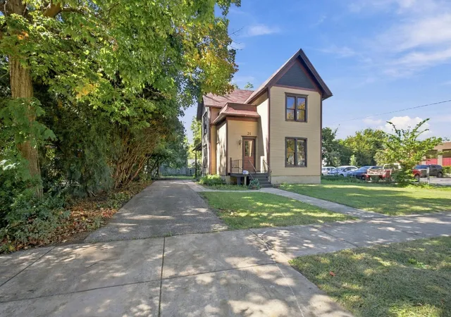 Photo 2 of Single family home for sale at 21 S May St, Aurora, IL 60506 | MLS# 12778009 | Listing updated on 2026-10-06