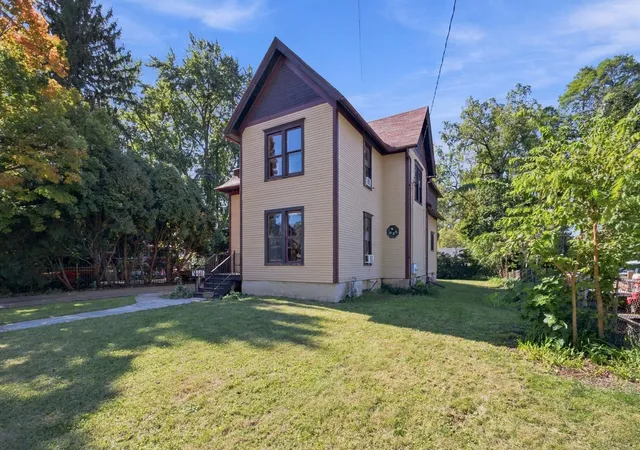 Photo 3 of Single family home for sale at 21 S May St, Aurora, IL 60506 | MLS# 12778009 | Listing updated on 2026-10-06