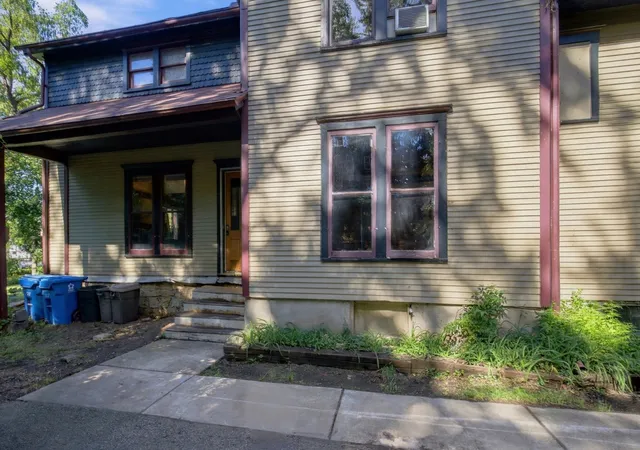 Photo 3 of Single family home for sale at 21 S May St, Aurora, IL 60506 | MLS# 12778009 | Listing updated on 2026-10-06