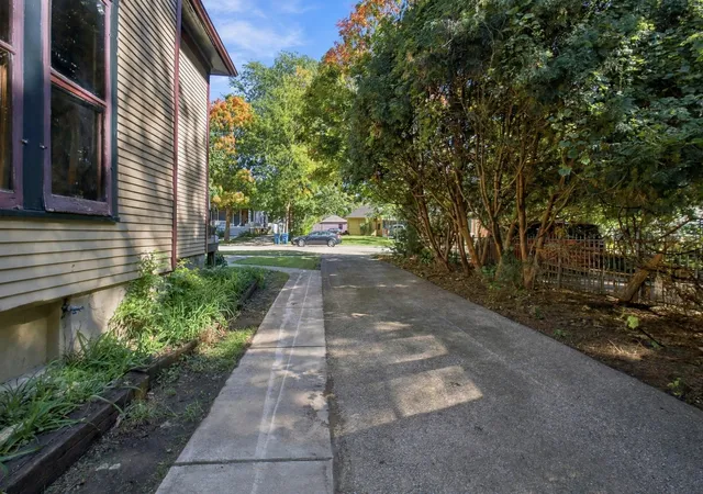 Photo 4 of Single family home for sale at 21 S May St, Aurora, IL 60506 | MLS# 12778009 | Listing updated on 2026-10-06