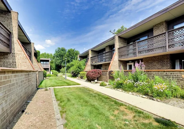 Photo 2 of Townhouse for sale at 1312 Kenneth Cir, Elgin, IL 60120 | MLS# 12778048 | Listing updated on 2026-10-06