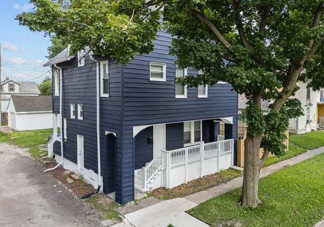 Photo 4 of Single family home for sale at 1415 N Main St, Davenport, IA 52803 | MLS# 12778052 | Listing updated on 2026-10-13