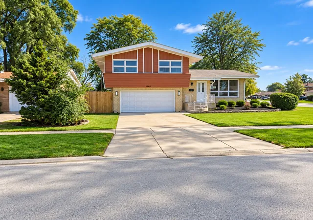 Single family home for sale at 15415 Woodlawn E Ave, South Holland, IL 60473 | MLS# 12778092