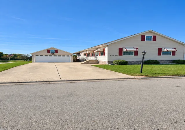 Manufactured home for sale at 23000 S Pinehurst Dr, Frankfort, IL 60423 | MLS# 12778097