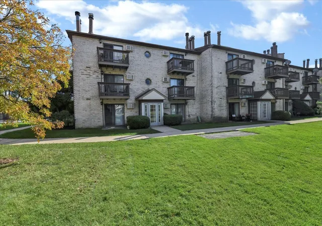Photo 3 of Condo for sale at 514 E Spruce Dr #2B, Palatine, IL 60074 | MLS# 12778108 | Listing updated on 2026-10-07