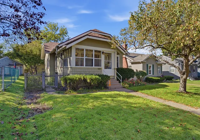 Photo 1 of Single family home for sale at 2910 Arlington Ave, Davenport, IA 52803 | MLS# 12778112 | Listing updated on 2026-10-12