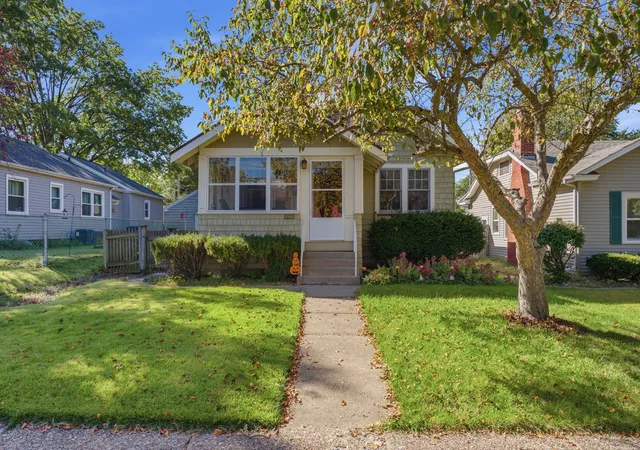Photo 2 of Single family home for sale at 2910 Arlington Ave, Davenport, IA 52803 | MLS# 12778112 | Listing updated on 2026-10-12