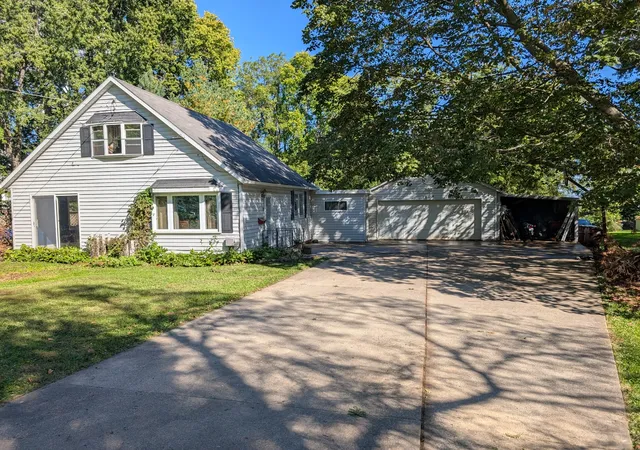 Photo 1 of Single family home for sale at 1605 S Carroll Ave, Freeport, IL 61032 | MLS# 12778128 | Listing updated on 2026-10-07