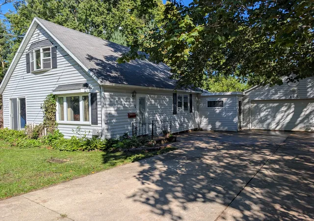 Photo 3 of Single family home for sale at 1605 S Carroll Ave, Freeport, IL 61032 | MLS# 12778128 | Listing updated on 2026-10-07