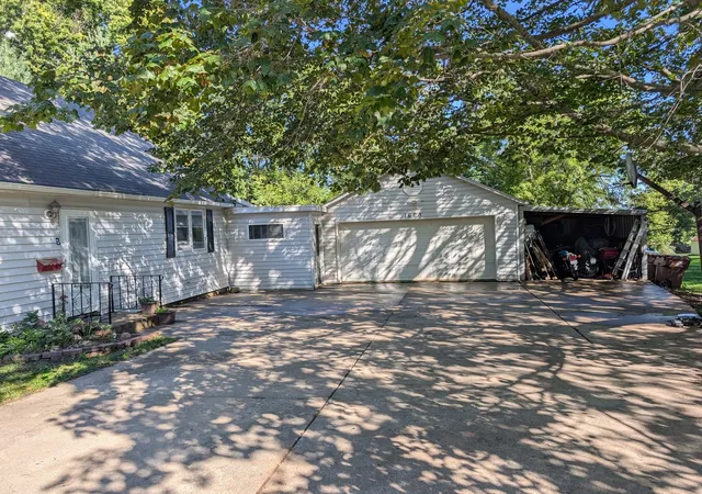 Photo 3 of Single family home for sale at 1605 S Carroll Ave, Freeport, IL 61032 | MLS# 12778128 | Listing updated on 2026-10-07