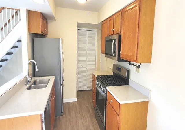 Photo 4 of Townhouse for sale at 1307 Fall Ct, Wheeling, IL 60090 | MLS# 12778188 | Listing updated on 2026-10-07