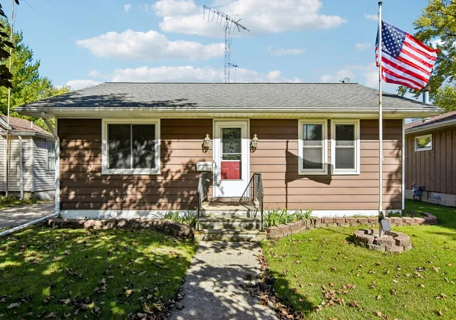 Photo 1 of Single family home for sale at 724 Douglas St, Morris, IL 60450 | MLS# 12778195 | Listing updated on 2026-10-09