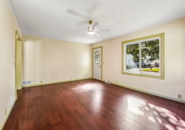 Photo 4 of Single family home for sale at 724 Douglas St, Morris, IL 60450 | MLS# 12778195 | Listing updated on 2026-10-09