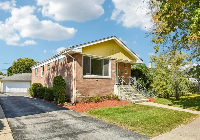 Single family home for sale at 4610 Dubois Blvd, Brookfield, IL 60513 | MLS# 12778222