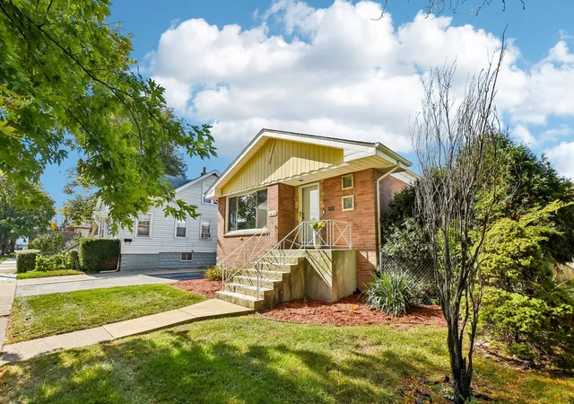 Photo 3 of Single family home for sale at 4610 Dubois Blvd, Brookfield, IL 60513 | MLS# 12778222 | Listing updated on 2026-10-21