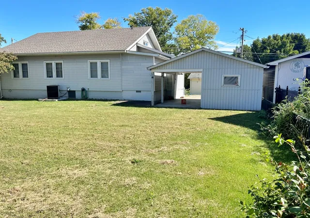 Photo 4 of Single family home for sale at 117 W Logan St, Harrisburg, IL 62946 | MLS# 12778226 | Listing updated on 2026-10-06