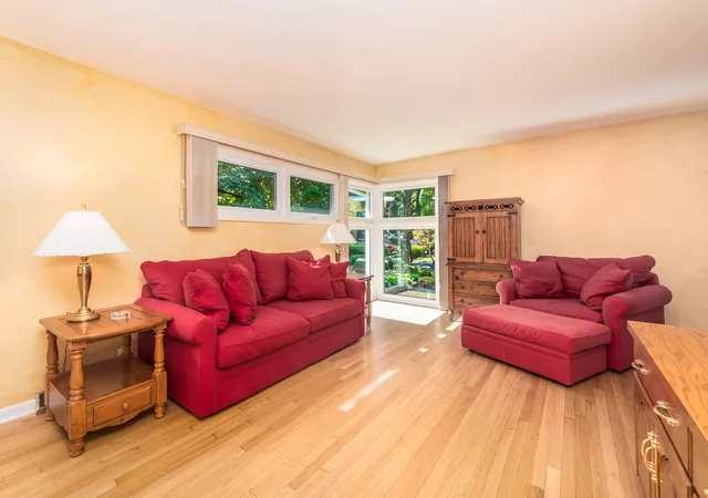 Photo 4 of Single family home for sale at 252 W Pleasant Hl Blvd, Palatine, IL 60067 | MLS# 12778242 | Listing updated on 2026-10-10