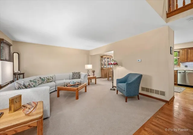 Photo 4 of Single family home for sale at 4402 Fox Crk Dr, Crystal Lake, IL 60012 | MLS# 12778259 | Listing updated on 2026-10-13