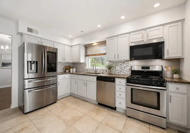 Photo 3 of Single family home for sale at 835 Maple Rd, Flossmoor, IL 60422 | MLS# 12778264 | Listing updated on 2026-10-07