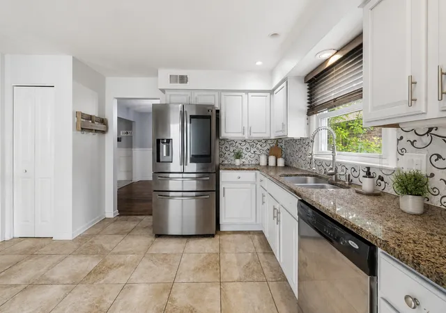 Photo 4 of Single family home for sale at 835 Maple Rd, Flossmoor, IL 60422 | MLS# 12778264 | Listing updated on 2026-10-07
