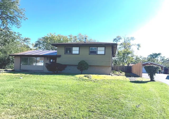 Photo 2 of Single family home for sale at 18941 Loretto Ln, Country Club Hills, IL 60478 | MLS# 12778271 | Listing updated on 2026-10-07