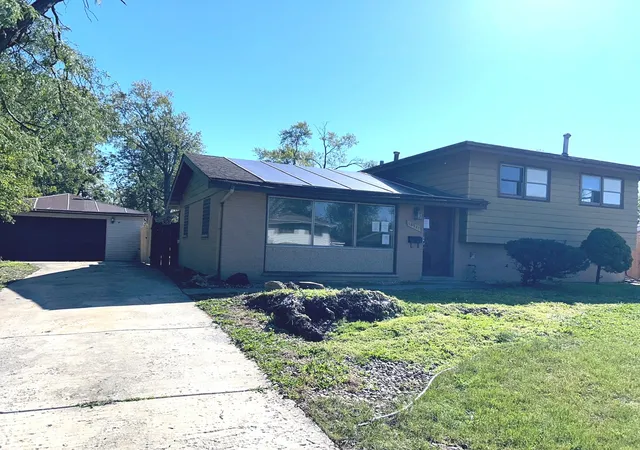 Photo 3 of Single family home for sale at 18941 Loretto Ln, Country Club Hills, IL 60478 | MLS# 12778271 | Listing updated on 2026-10-07