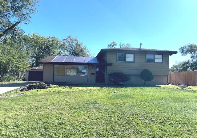 Photo 3 of Single family home for sale at 18941 Loretto Ln, Country Club Hills, IL 60478 | MLS# 12778271 | Listing updated on 2026-10-07