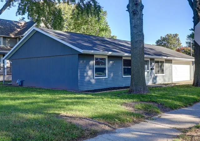Photo 3 of Single family home for sale at 415 W 5th Street, Rock Falls, IL 61071 | MLS# 12778309 | Listing updated on 2026-10-09