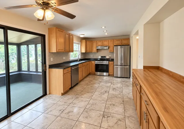 Photo 3 of Single family home for sale at 652 Banbury Way, Bolingbrook, IL 60440 | MLS# 12778313 | Listing updated on 2026-10-29