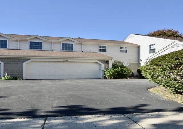 Photo 3 of Townhouse for sale at 728 Village Cir, Marengo, IL 60152 | MLS# 12778320 | Listing updated on 2026-10-07