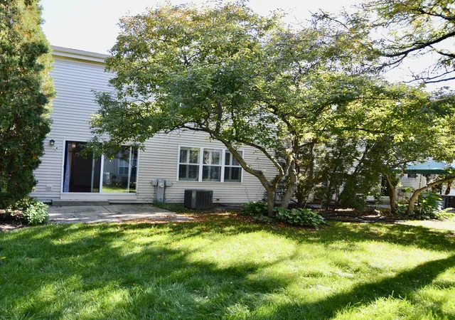 Photo 3 of Townhouse for sale at 728 Village Cir, Marengo, IL 60152 | MLS# 12778320 | Listing updated on 2026-10-07