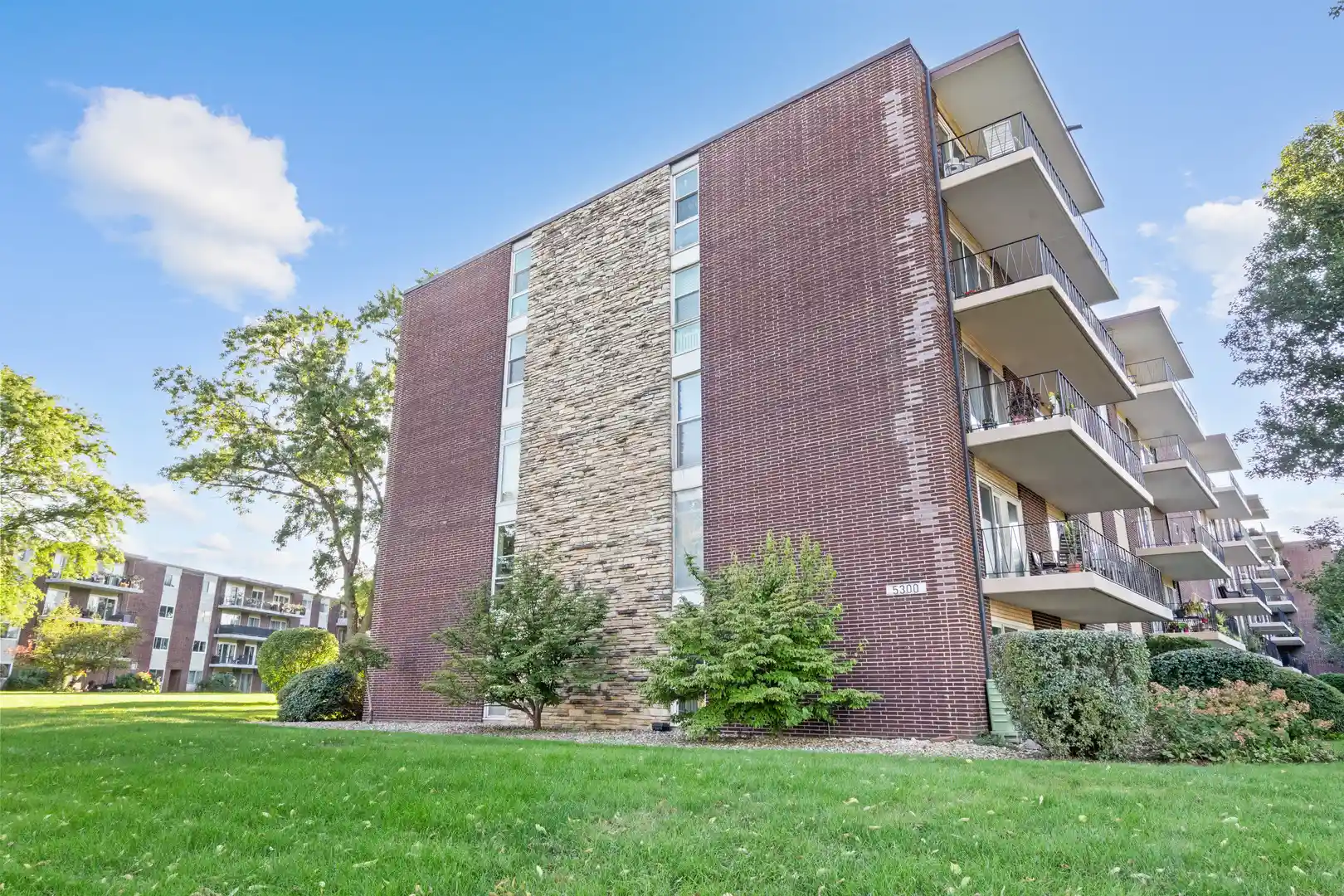 Listing Photo 1 - Condo for sale in 5300 Walnut Ave located at 5300 Walnut Ave, Downers Grove, IL 60515 - Unit #20a