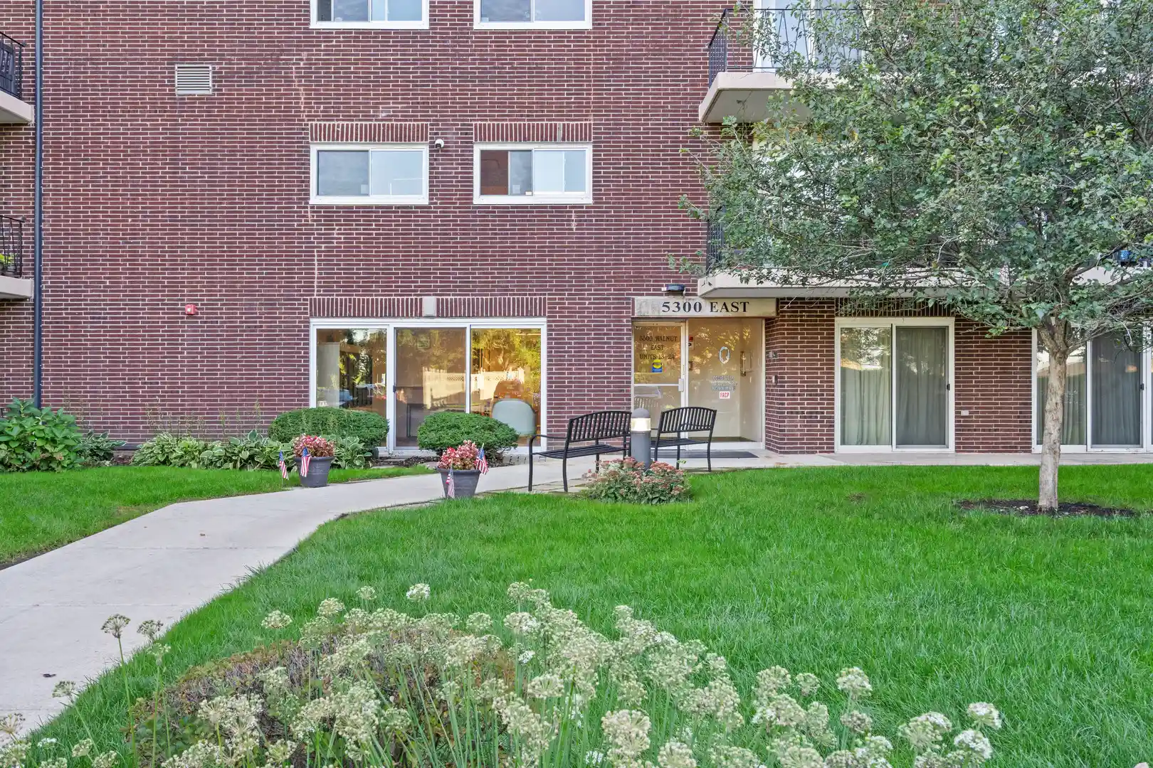 Listing Photo 2 - Condo for sale in 5300 Walnut Ave located at 5300 Walnut Ave, Downers Grove, IL 60515 - Unit #20a
