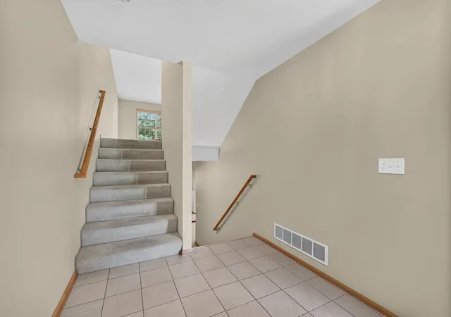 Photo 4 of Townhouse for sale at 637 Southtowne Dr, Belvidere, IL 61008 | MLS# 12778374 | Listing updated on 2026-10-07