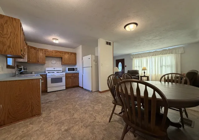 Photo 4 of Single family home for sale at 1827 Burry Cir Dr, Crest Hill, IL 60403 | MLS# 12778385 | Listing updated on 2026-10-08