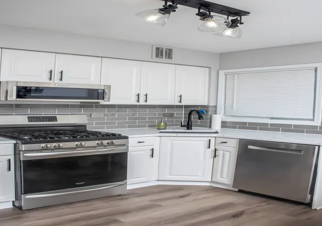 Photo 2 of Townhouse for sale at 562 Green Bay Rd, Glencoe, IL 60022 | MLS# 12778409 | Listing updated on 2026-10-07