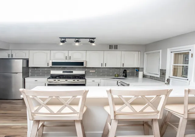 Photo 3 of Townhouse for sale at 562 Green Bay Rd, Glencoe, IL 60022 | MLS# 12778409 | Listing updated on 2026-10-07