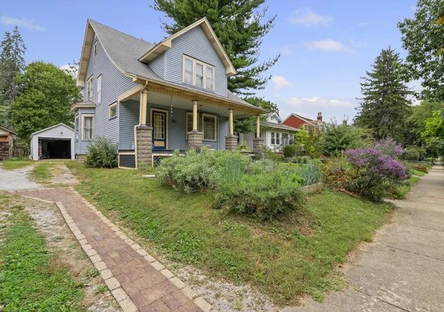 Photo 2 of Single family home for sale at 711 S Prairie St, Champaign, IL 61820 | MLS# 12778422 | Listing updated on 2026-10-28