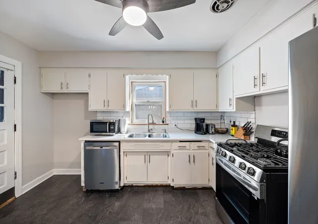 Photo 3 of Single family home for sale at 2928 W 98th Street, Evergreen Park, IL 60805 | MLS# 12778428 | Listing updated on 2026-10-21