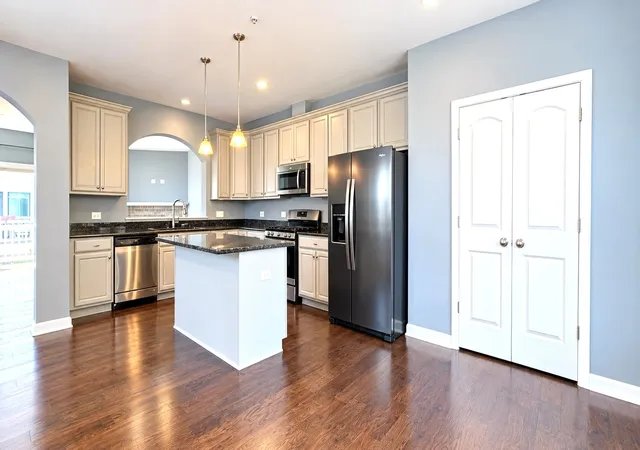 Photo 3 of Townhouse for sale at 1150 Evergreen Ave, Des Plaines, IL 60016 | MLS# 12778450 | Listing updated on 2026-10-09