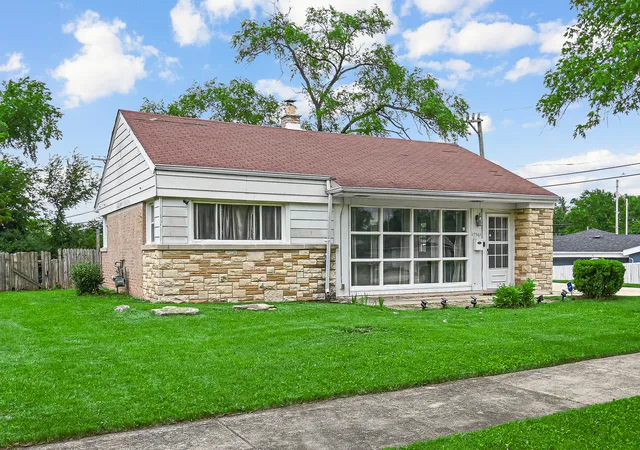 Photo 4 of Single family home for sale at 17561 Sycamore Dr, Homewood, IL 60430 | MLS# 12778483 | Listing updated on 2026-10-08
