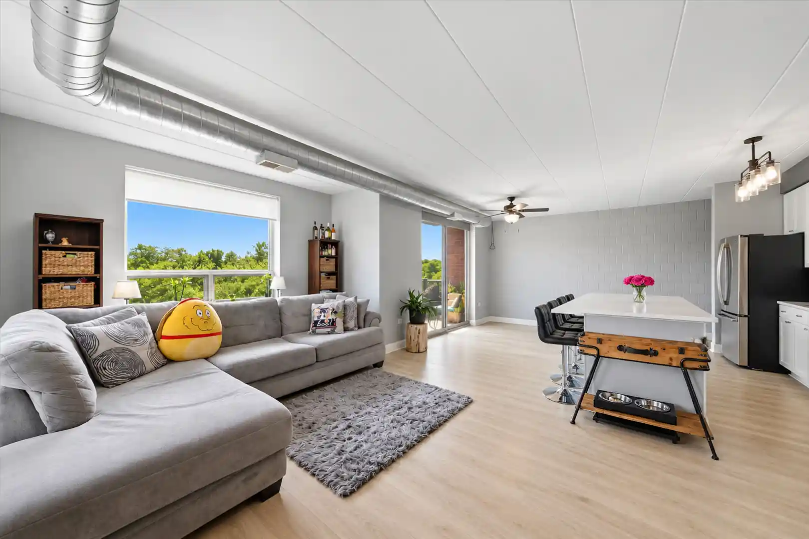 Listing Photo 2 - Condo for sale at The Views At Sheridan Park, Unit 502 1100 W Montrose Ave, The Views At Sheridan Park, Chicago, IL 60613 | Built Year: undefined - undefined