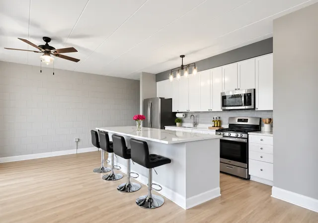 Listing Photo 4 - Condo for sale in building located at 1100 W Montrose Ave, Chicago, IL 60613 - Unit #502