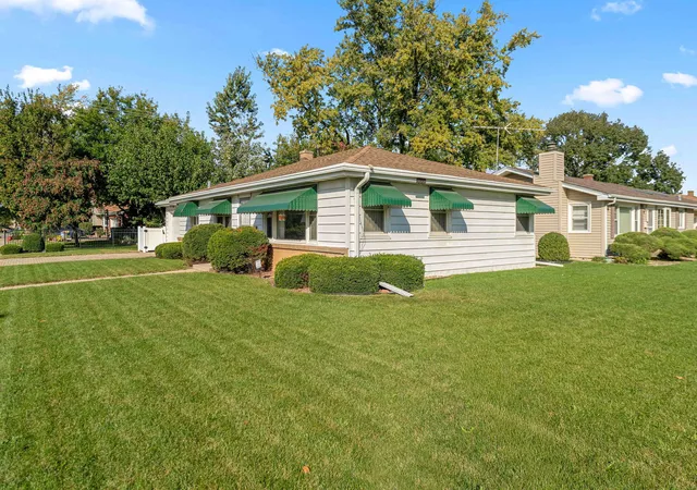Photo 2 of Single family home for sale at 1001 Winthrop Ave, Joliet, IL 60435 | MLS# 12778501 | Listing updated on 2026-10-20